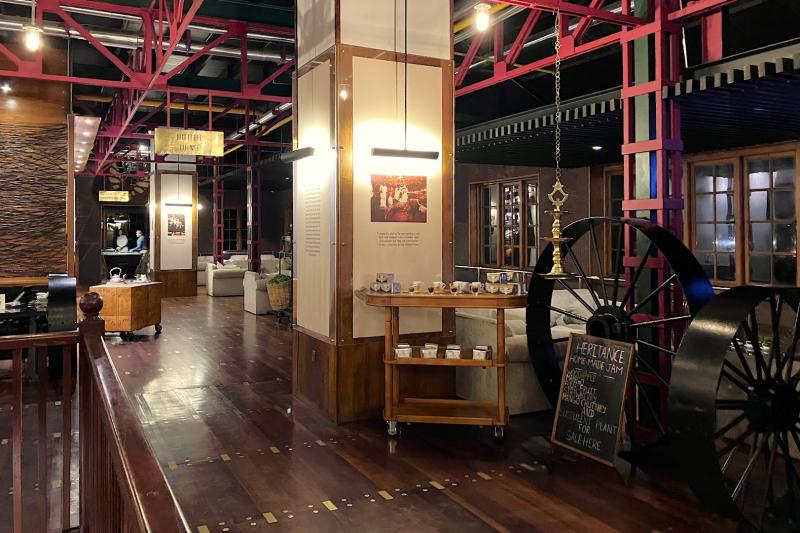 重厚でノスタルジックな雰囲気を醸し出しているロビーラウンジ