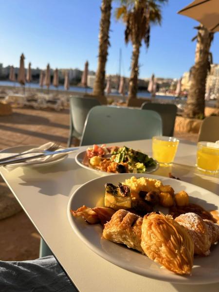 海沿いで朝日を浴びながらのホテルモーニング