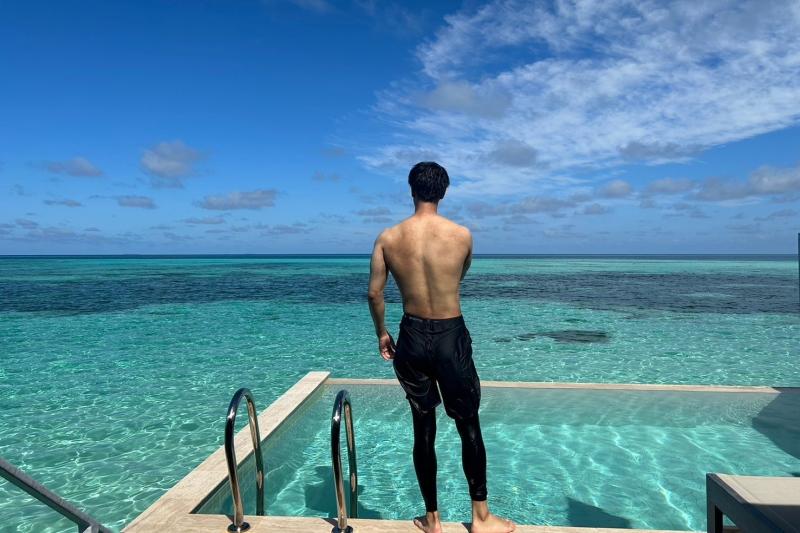 左横の階段からそのまま海へ