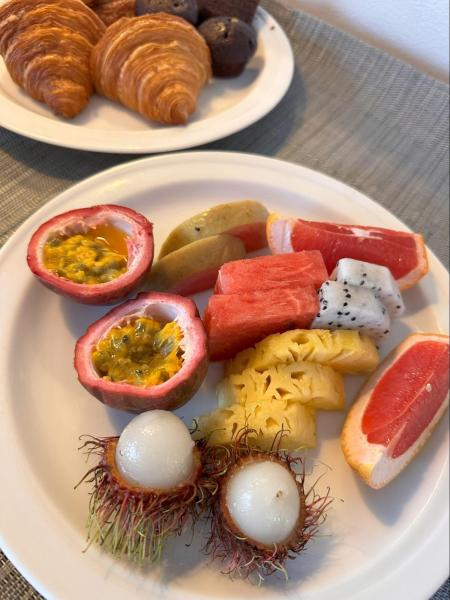 早朝出発の日に部屋まで朝食を届けに来てくれました！ 初パッションフルーツ♪