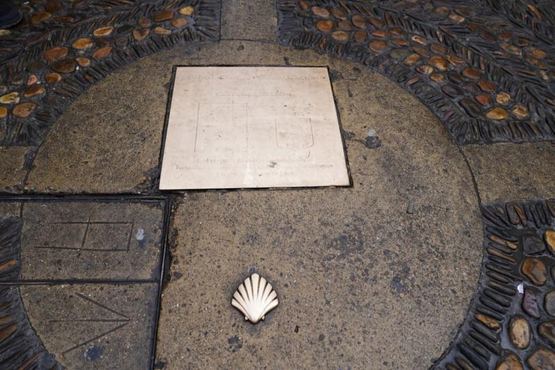 巡礼路のシンボルであるホタテのレリーフ