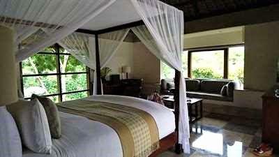 蚊帳の四柱式ベッド、なんと美しい