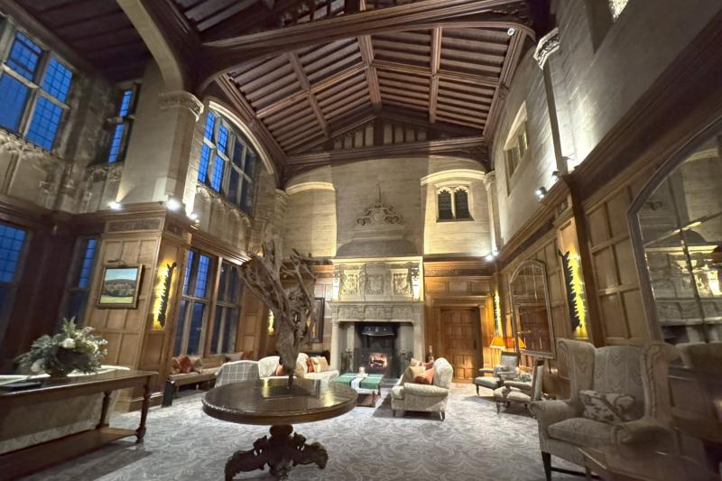 暖炉が素敵なラウンジエリア