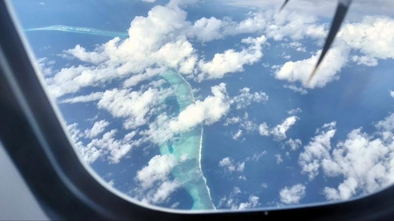 機内から美しい環礁がいくつも見えます