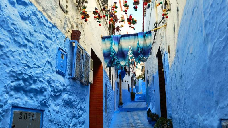 青い町 シェフシャウエン。いろいろな青があり、きれいな路地