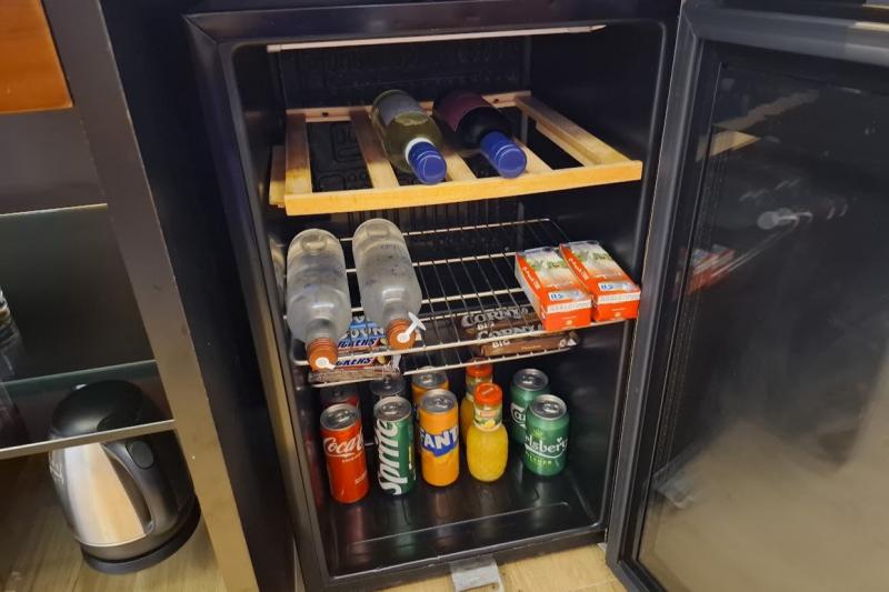 ミニバーにはアルコール、ソフトドリンクも充実