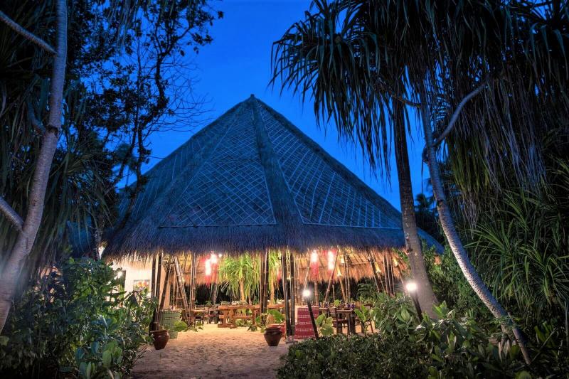 アマゾニコ レストランの夜の雰囲気（Photo by：Emerald Maldives Resort & Spa）