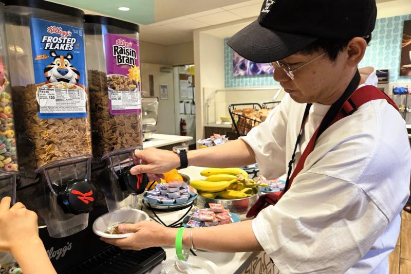 前半に宿泊した「ビーチサイド ホテル&スイーツ ココア ビーチ」の朝食。バイキング形式の朝食はアメリカを感じるメニューで、1日の初めにかなりテンションが上がりました。カラフルなシリアルに、種類豊富なジュースに、セルフで作るワッフルは子供たちが夢中でした！
