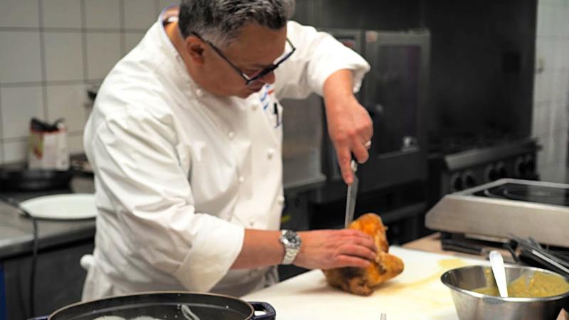 焼きあがったブレス鶏とホワイトソースを合わせて、完成