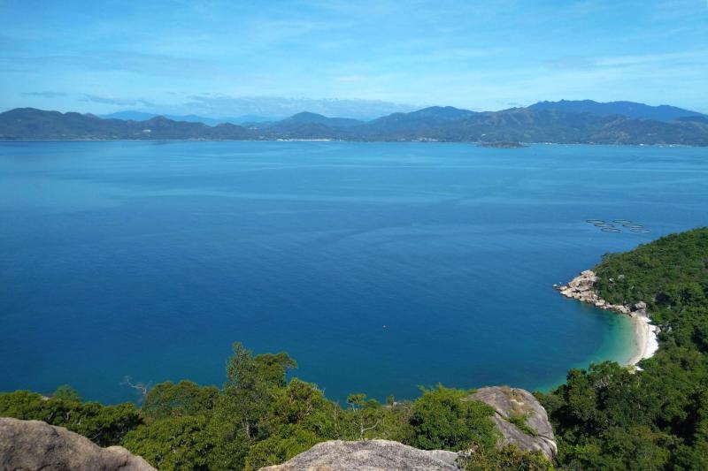 滞在中に参加したアクティビティ（Communal Hiking to Private Beach）でのひとコマ。ハイキングの道のりの先には…こんな美しい景色が！ 詳しくはアクティビティの部分でご紹介します
