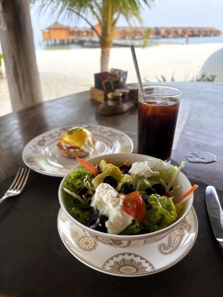 爽やかで清々しい、リゾートでの朝食タイム 