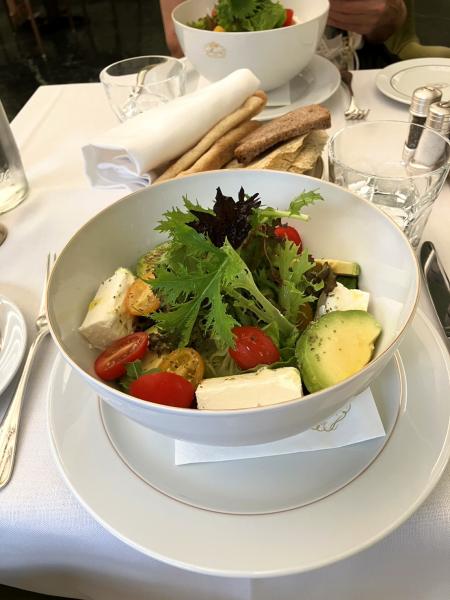 フレッシュなサラダ！ 美味しい旅のはじまりです。