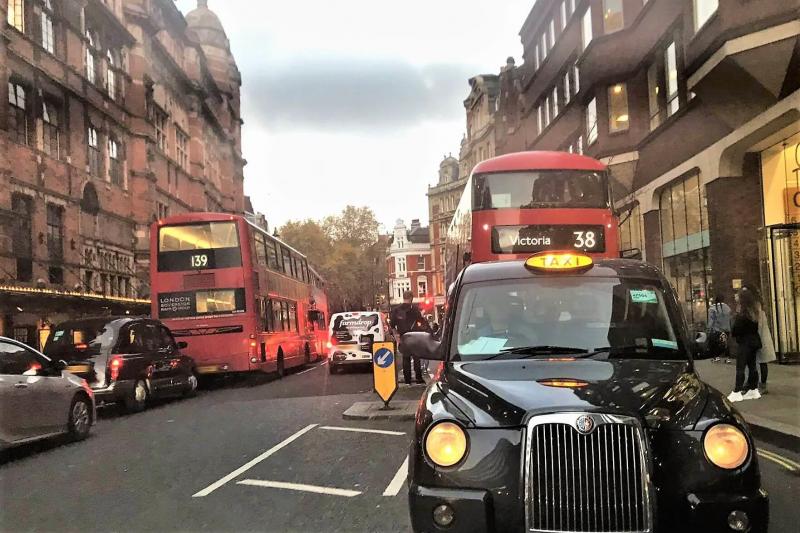 ロンドンならではのおしゃれなタクシーや2階建ての赤いバス