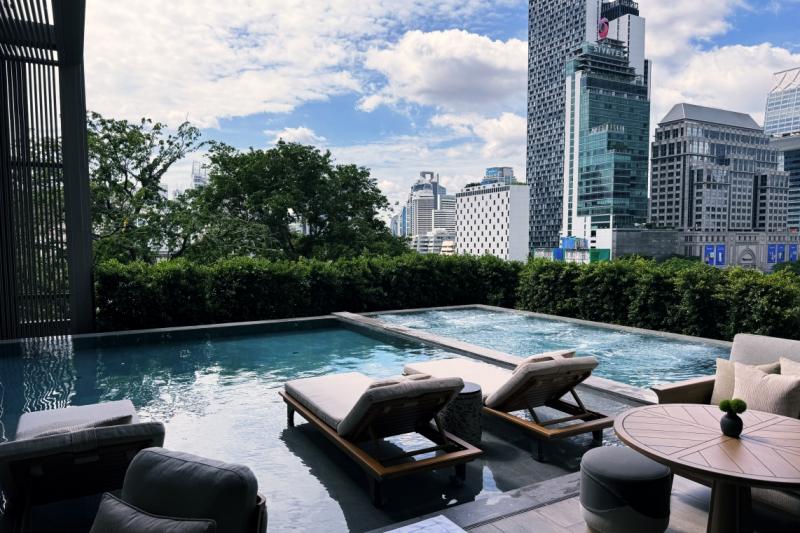 10階のプール。ジャグジーも備わります