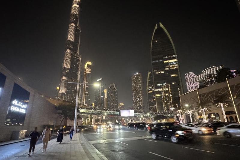 夜のダウンタウン。車のクラクションが常時鳴っています（笑）