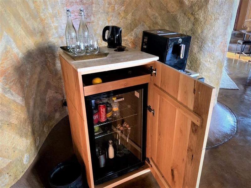 ミニバーの中のお飲み物はすべて無料。コーヒー・紅茶メーカー、クッキーやドライフルーツもお部屋に置いてあります