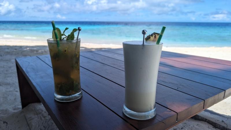 ビーチで海を見ながらのんびりカクテルを♪