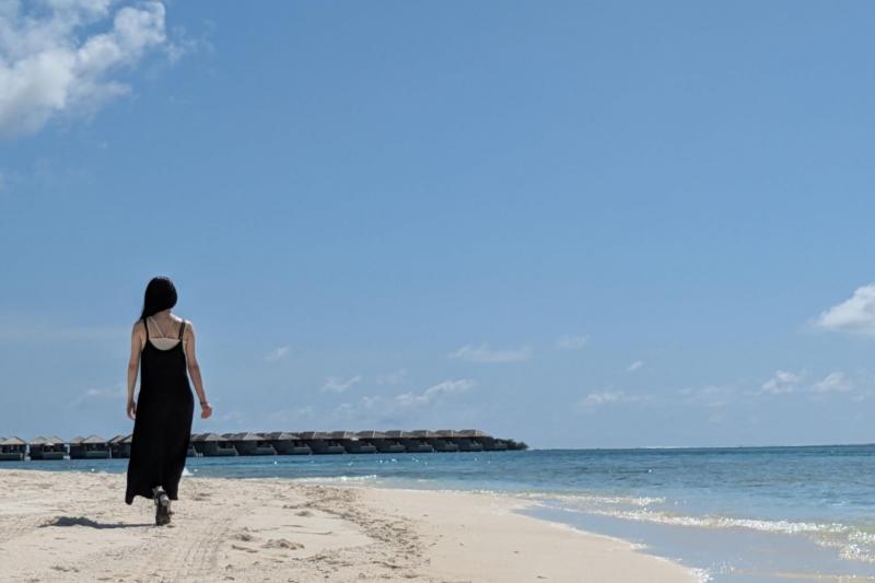 白い砂とエメラルドグリーンの海