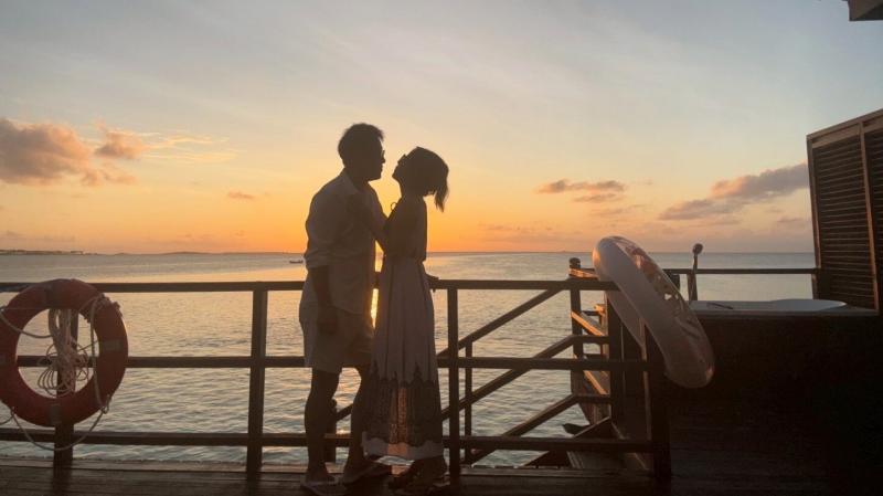 お部屋で夕日をバックに（モルディブ）