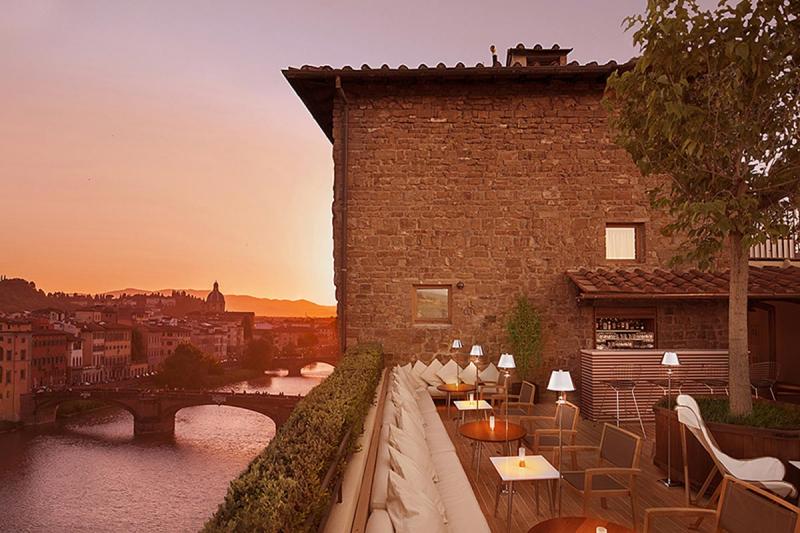 【コンチネンターレ】イタリア高級ブランド「フェラガモ」が所有する4つ星のデザインホテル。アルノ川に面し、ヴェッキオ橋とアルノ川の素晴らしい景色がご覧いただけます。最上階のテラスバーからの眺めは格別です。