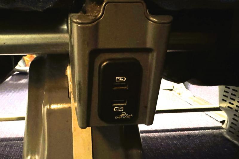 USBポートもあり充電可能！ ありがたいですね