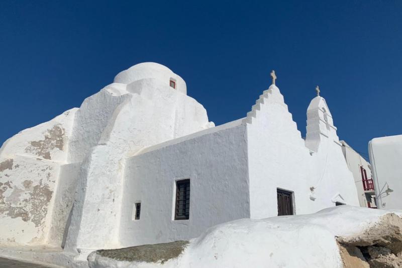 ミコノス島の教会。青い空と白壁のコントラストが、まさにギリシャ！！