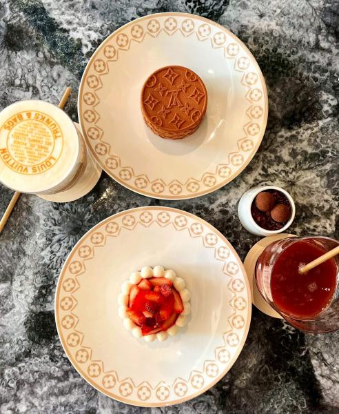 パリのルイ・ヴィトンのカフェ「LV Dream」にて