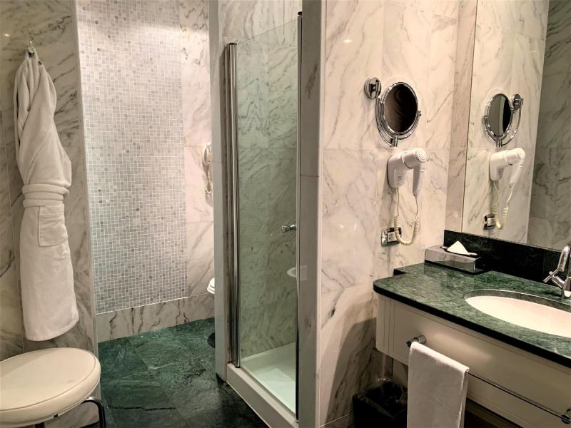 大理石の清潔感あるバスルーム