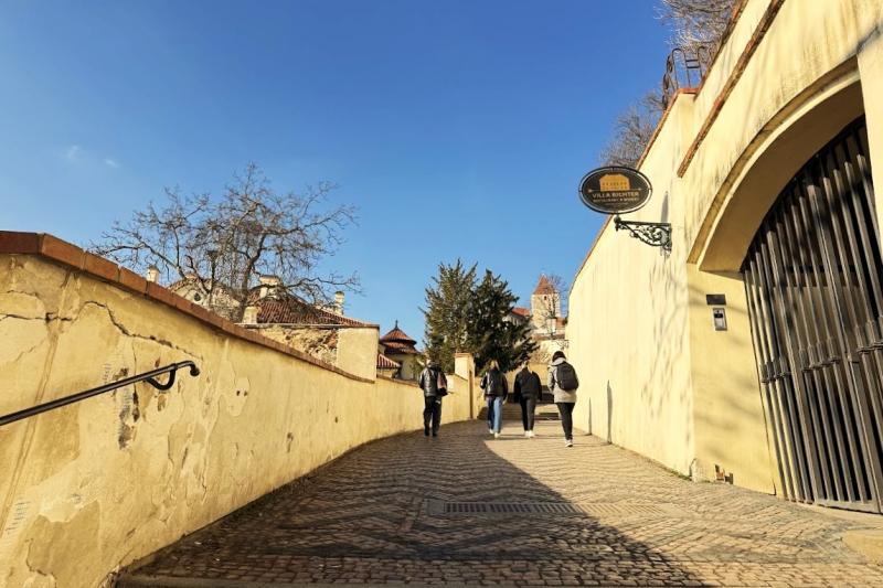 歩きやすい靴がおすすめ