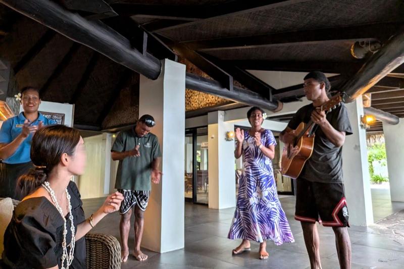 チェックイン時には、スタッフが集まってウェルカムソングを歌ってくれました。あたたかいお出迎えに気持ちがホッとします。海洋保護区内にあるマタマノアの海は壮大なテーブルサンゴや色とりどりのサンゴ礁に恵まれており、シュノーケリングやダイビングが存分に楽しめるため、リピーターが多く、お部屋はいつも満室に近いそうです。