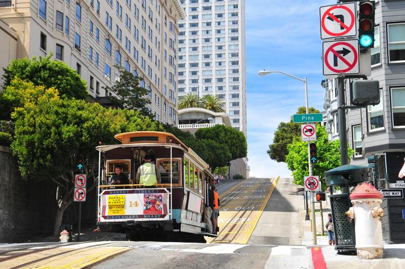 【ケーブルカー/路面電車 乗車体験】サンフランシスコの風物ケーブルカー。起伏の激しい街をケーブルカーを使って移動するのは、非常に楽しく、世界中の観光客に人気となっています。