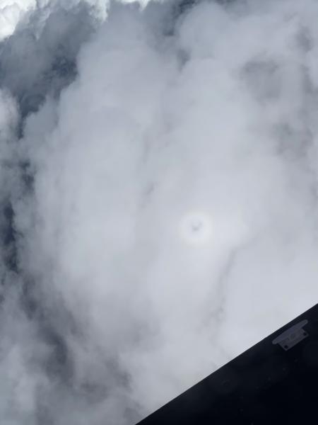 リゾートからマーレ空港へ向かう帰りの水上飛行機。雲の上を通るたびに現れる飛行機の影、その周りには虹が！可愛い！！