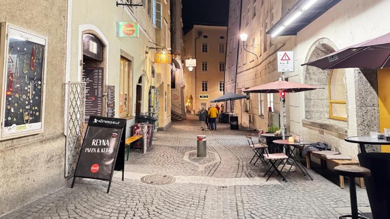 少しお散歩♪ 石畳で、夜も明るくて、安心して歩くことができます