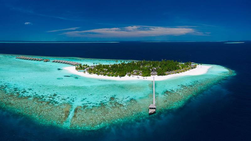 ①【バリオーニ リゾート モルディブ】「バリオーニ リゾート モルディブ（Baglioni Resort Maldives）」は、とにかくスタッフのホスピタリティが素晴らしいです！ まるで家族や友達のように接してくれ、いつも挨拶や声がけをしてくれます。ひとり旅のイタリア人マダムが、帰り際にスタッフに「あなたか方のおかげで、ほんとに楽しいホリデイを過ごせたわ」と御礼を言ってたのが印象的でした！ もちろん、ハード面も新しさに加えてイタリアらしいセンスが感じられます。ハネムーンやアニバーサリー旅行では特におすすめしたいリゾートです。　　