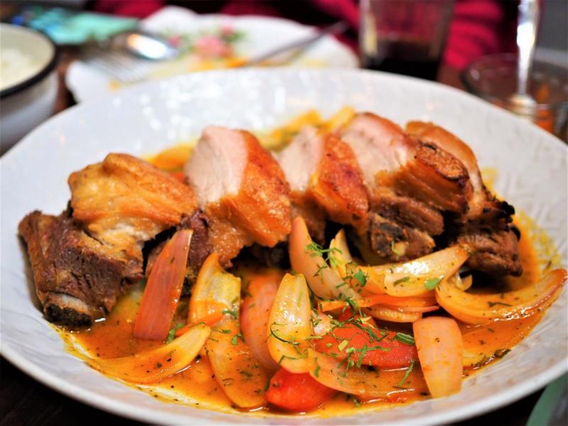 「コスティジャール・デ・セルド」（コスティジャールはアバラ肉のことで、セルドは豚）。豚は茹でた後、フライされており、外側はパリパリの食感に玉ねぎ、ニンジンとトマトベースのソースがよく合いました！