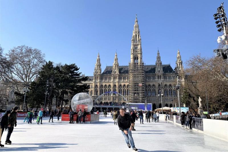 市庁舎。毎年冬にスケートリンクが設置され、ウィーン市民に親しまれています