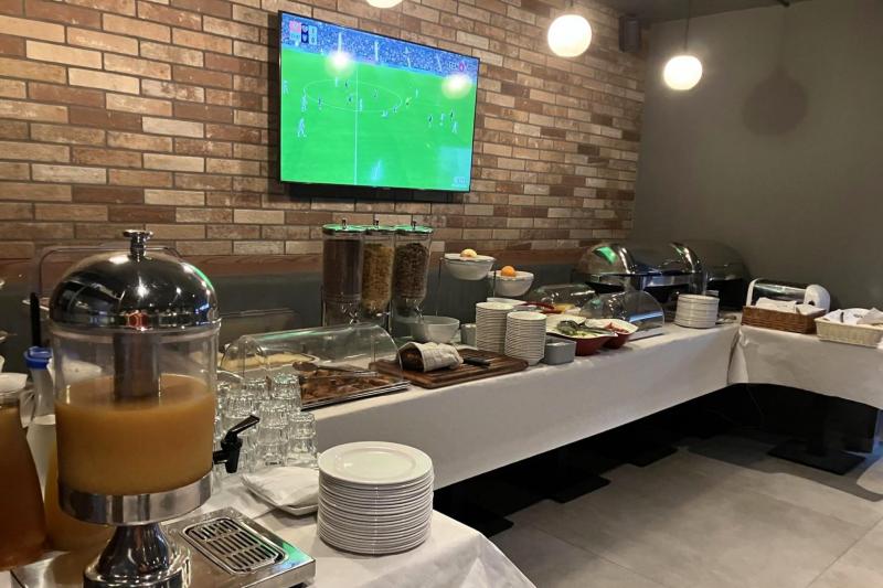 モニター画面が何カ所か設置されていて、滞在中はずっとサッカー中継でした