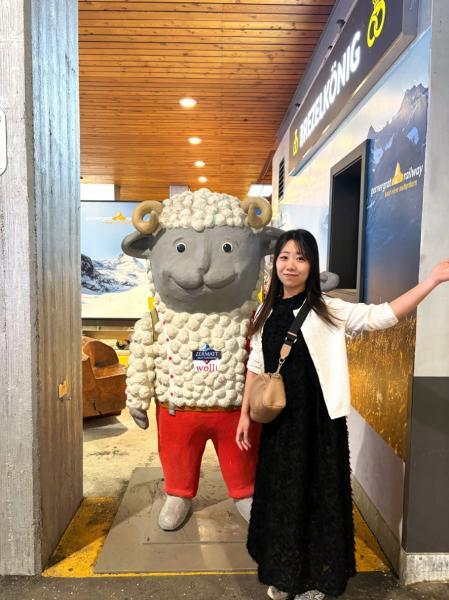 ツェルマット駅にいた顔の黒い羊さん。出発の時だったので名残惜しいです