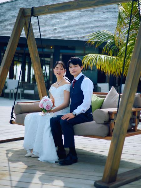 ブランコに座りながらのショット