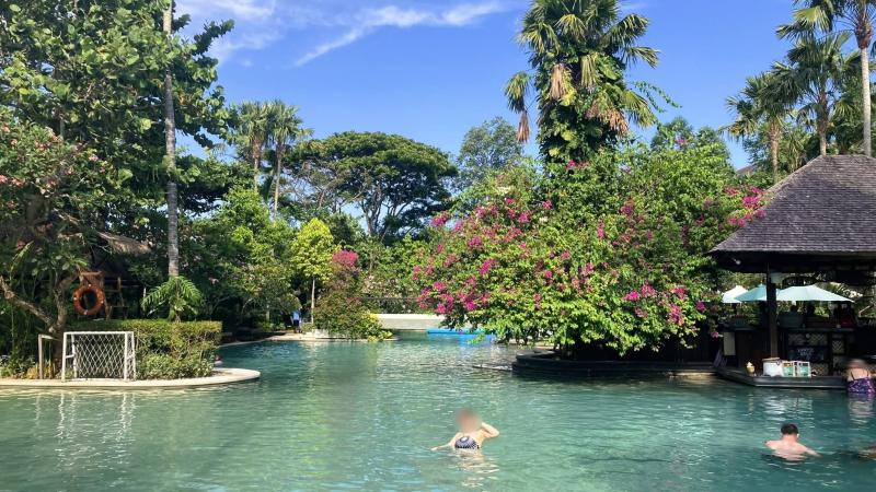 ホテルのプール