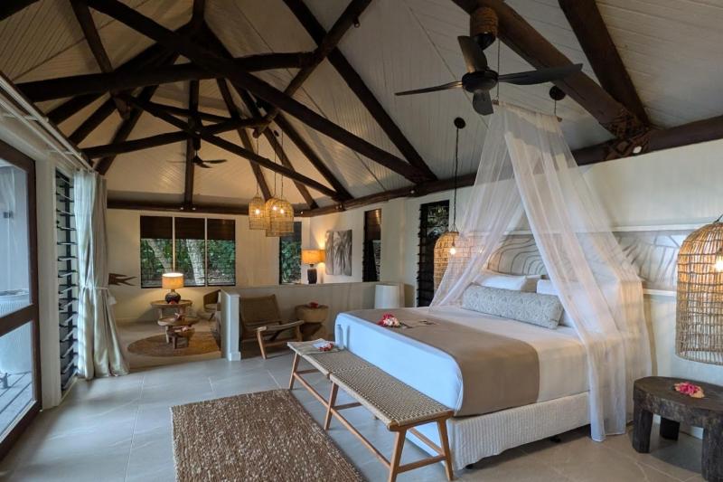 ベッドには天蓋も付いています