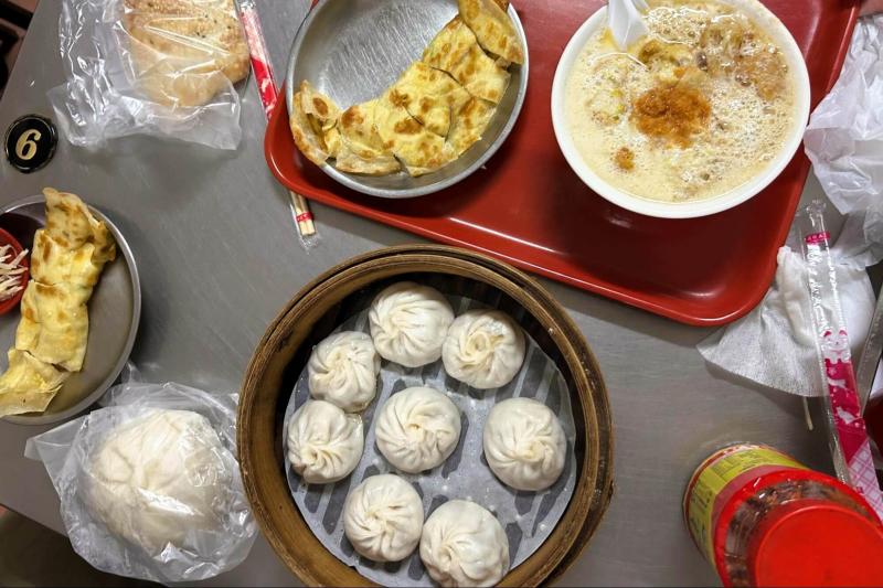 台湾料理を楽しむ！ 「四海豆漿大王」というお店で美味しい朝食。小籠包、肉まん、豆乳スープ、オムレツのようなものをいただきました