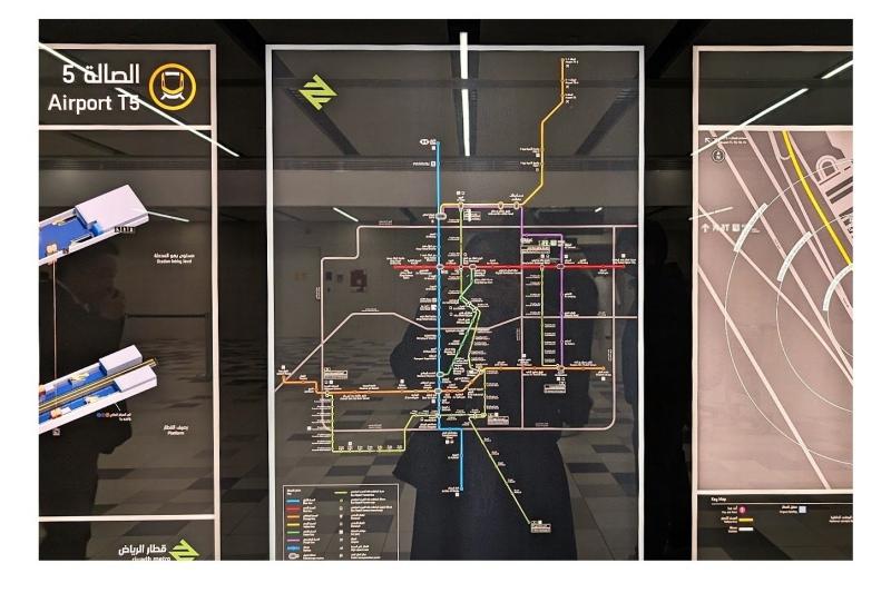 駅にある路線図です。こちらで見るのもいいのですが、駅が多すぎてまったく駅が探せない…となりがちなので、そんなときも、darbアプリで路線検索をするのが楽ちんでした。