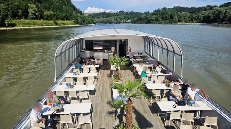 暑い季節の3河川クルーズはテラス席が人気です