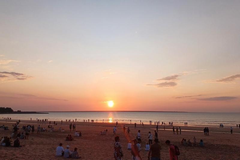 大観衆を前に静かに沈みゆく美しい夕日