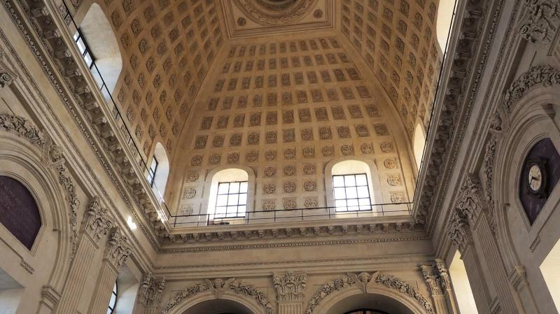 圧巻のドーム天井が彩る、歴史と美が調和した空間