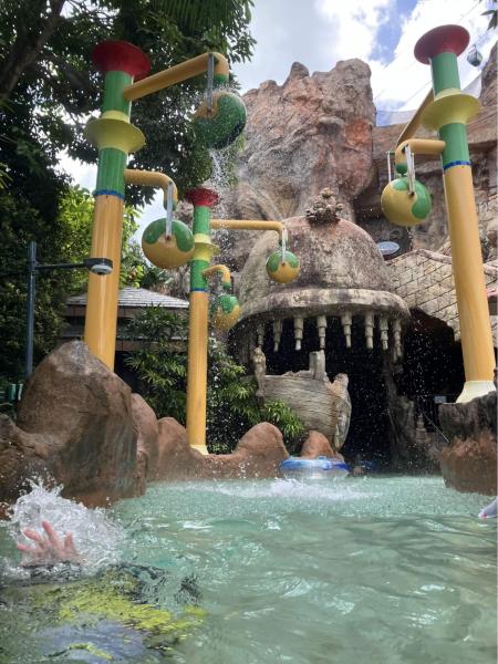 ウォーターパークの流れるプール