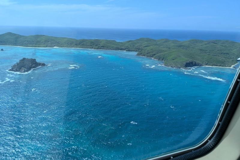 機内から望むフィジーの美しい海と緑豊かな島々