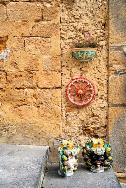陶器で有名な世界遺産の街、カルタジローネの階段途中