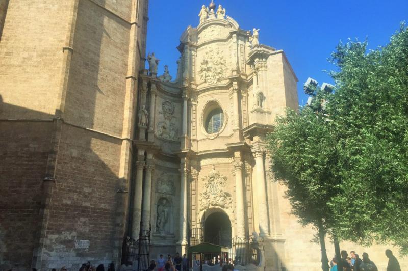 市場を後にしてカテドラルへ！　バレンシアのカテドラルはゴシック、バロック、新古典様式などさまざまな建築様式が混在している珍しいタイプです